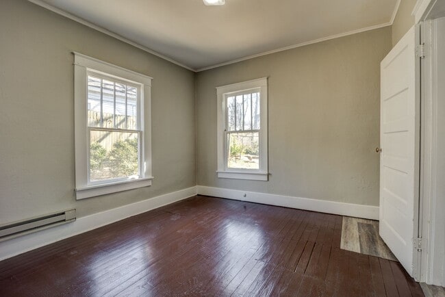 Building Photo - Freshly Updated 3 Bedroom Home
