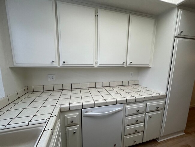Building Photo - $500 MOVE IN BONUS - 2BR|2BA|994SF| - Grou...