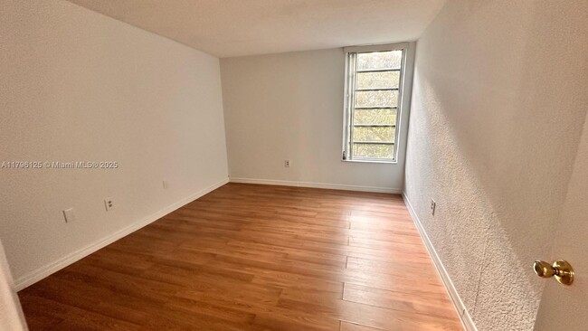 Building Photo - 8870 Fontainebleau Blvd