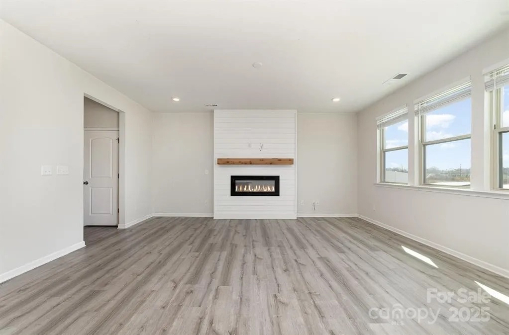Building Photo - Room in House on Eastcott Ave