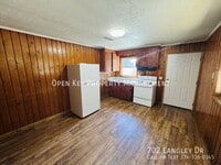 Building Photo - 702 Langley Dr