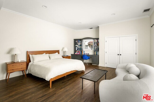 Building Photo - 5500 Red Oak Dr