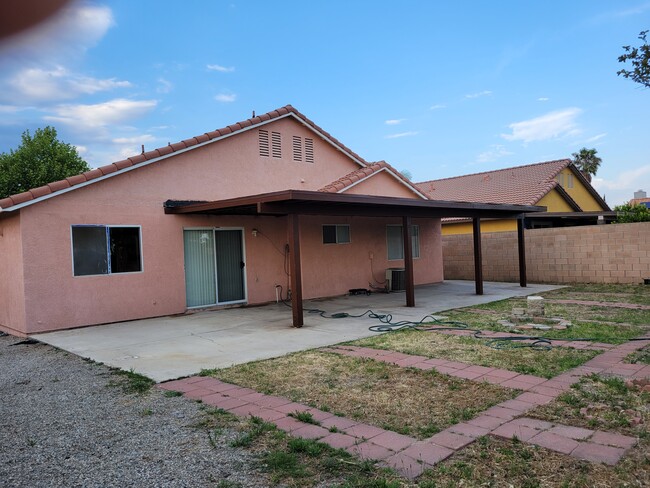 Building Photo - 13985 Ivy Ave