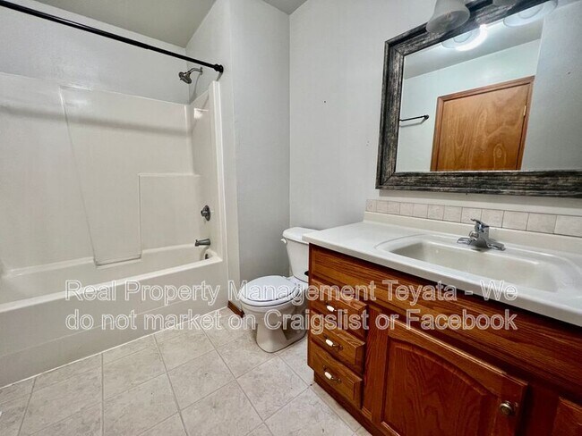 Building Photo - 450 W Alder Dr