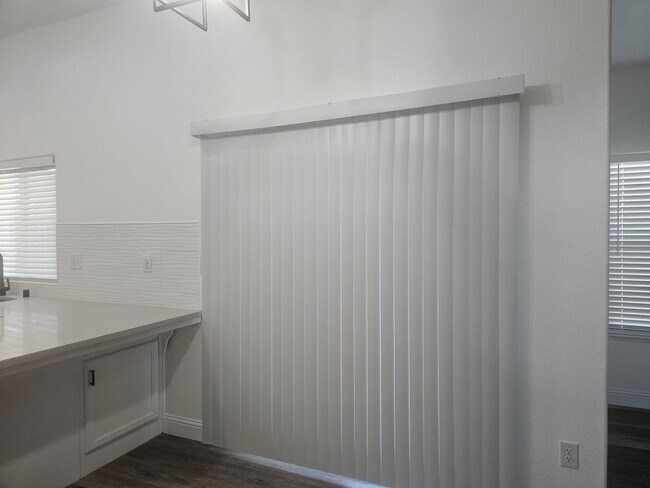 Building Photo - 4 Bedroom 2 Bath