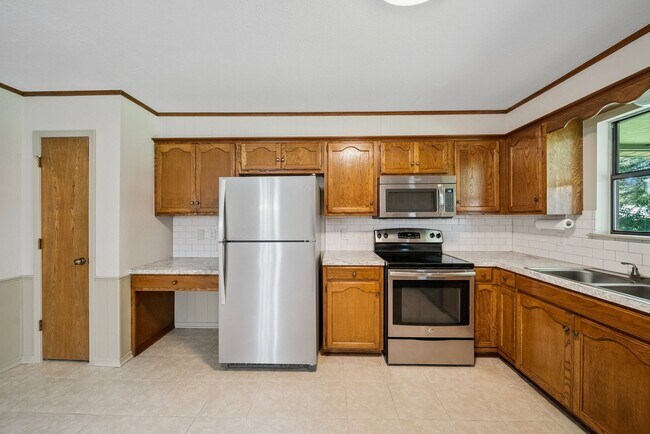Building Photo - Spacious Single Story 4 Room Home + Sunroo...