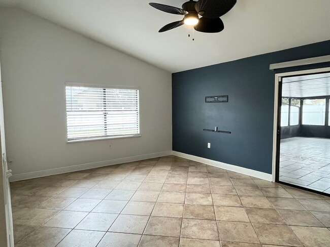 Building Photo - 947 Wages Way