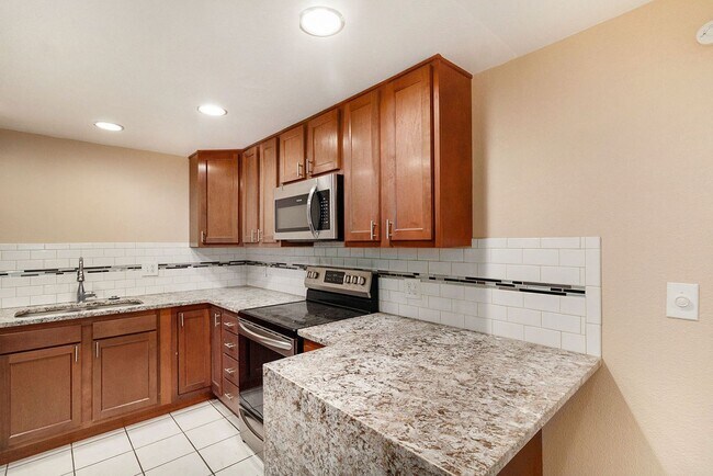 Building Photo - Location!! Updated 1 bedroom Gem on Pearl St. in Govenor's Park!