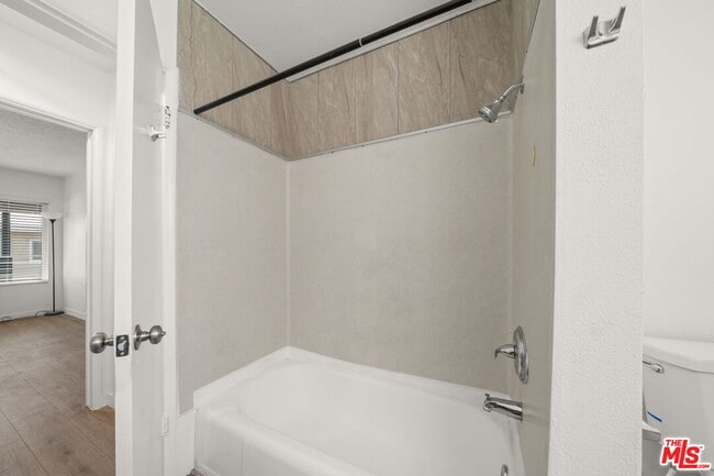 Building Photo - 1310 W Valencia Dr