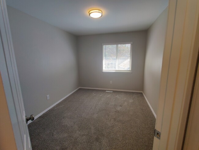 Building Photo - 165 Sagebrush Ave