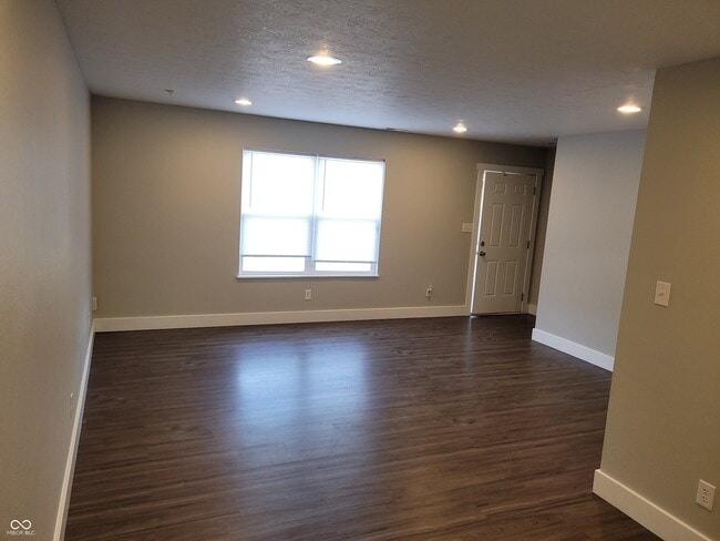 Building Photo - 144 E Center Dr