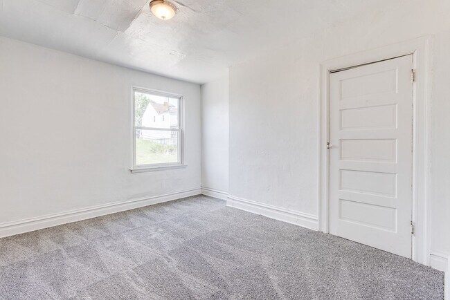 Building Photo - AVAILABLE AUGUST 2026 - 2 Bedroom Home w/ Original Layout!