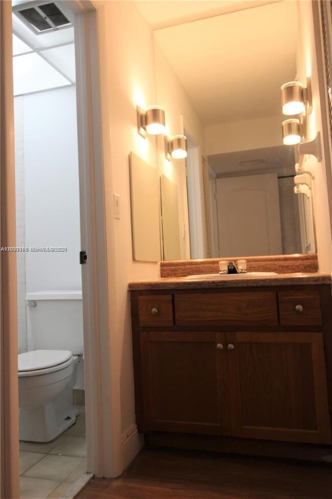 Building Photo - 3690 Inverrary Dr