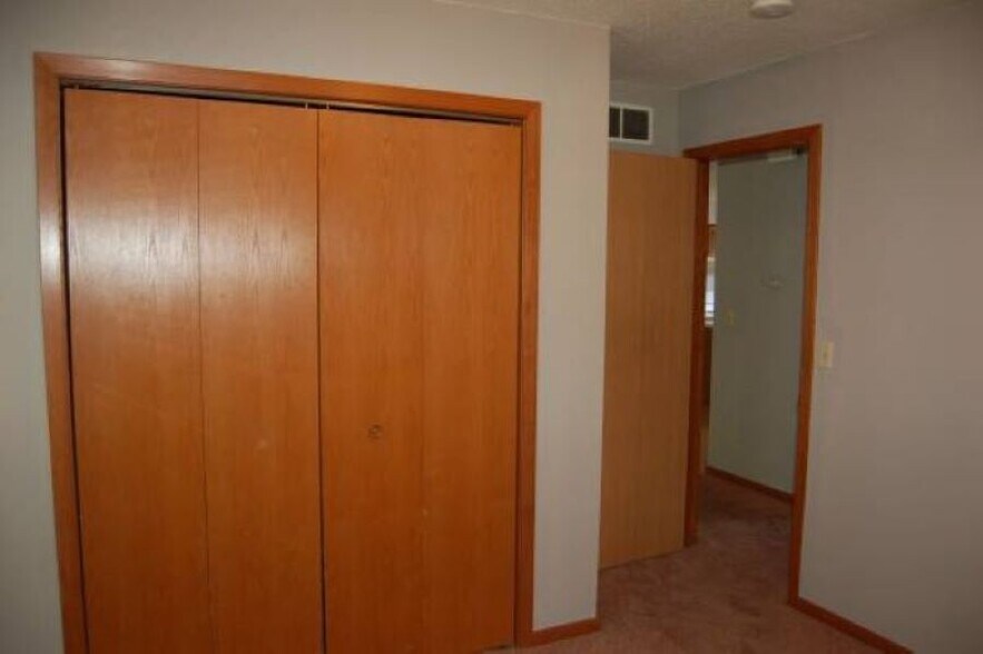 Building Photo - 910 N Dodge St