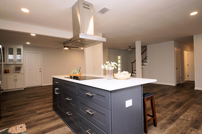 Building Photo - 596 L'Ombre Ct NE