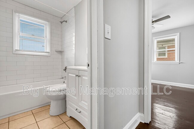 Building Photo - 2107 Hawthorne Rd