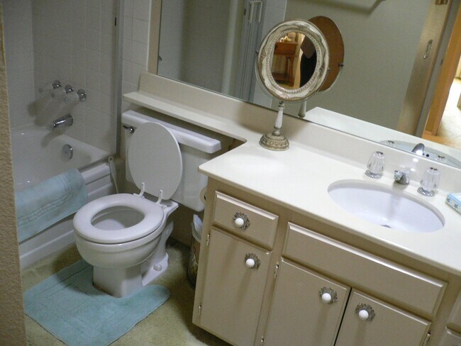 Building Photo - Charming Single Level 2br/2Ba Condo In Oaks North Senior 55+ Area