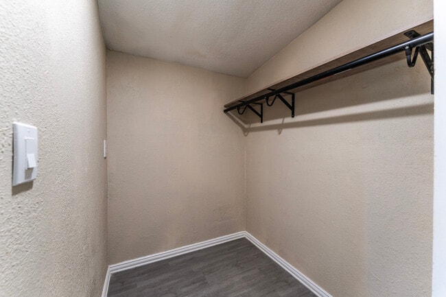 Building Photo - 2614 W Greenway Rd