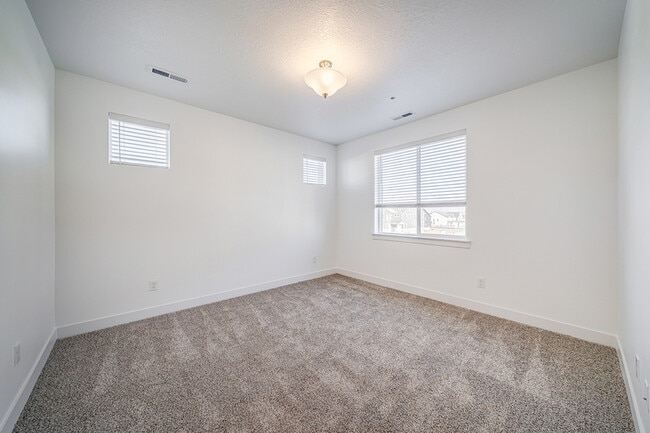 Building Photo - 665 N 380 W