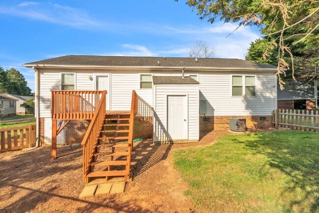 Building Photo - 3BR/2BA Cul-de-Sac Retreat Minutes from Downtown..Fenced Yard & Deck! $2100/mo rent