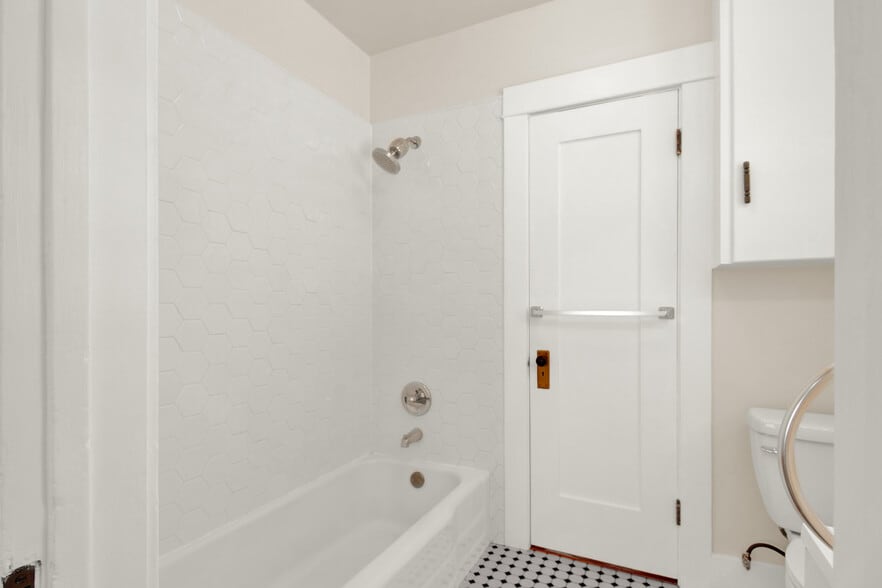 BATHROOM - 1084 Sinaloa Ave