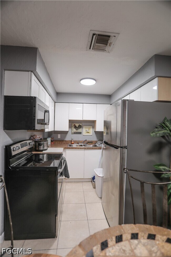 Building Photo - 2406 Linhart Ave