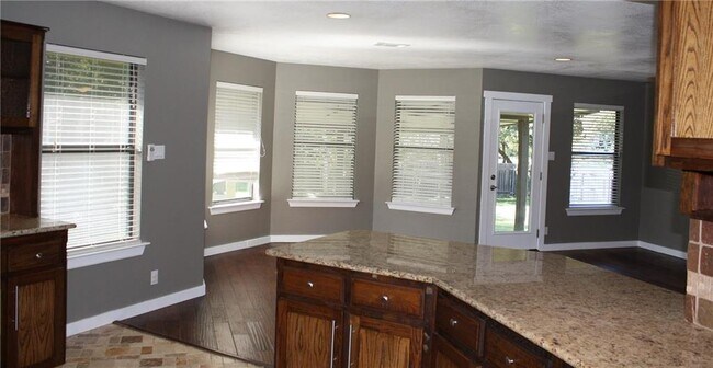 Building Photo - 309 Juniper Dr
