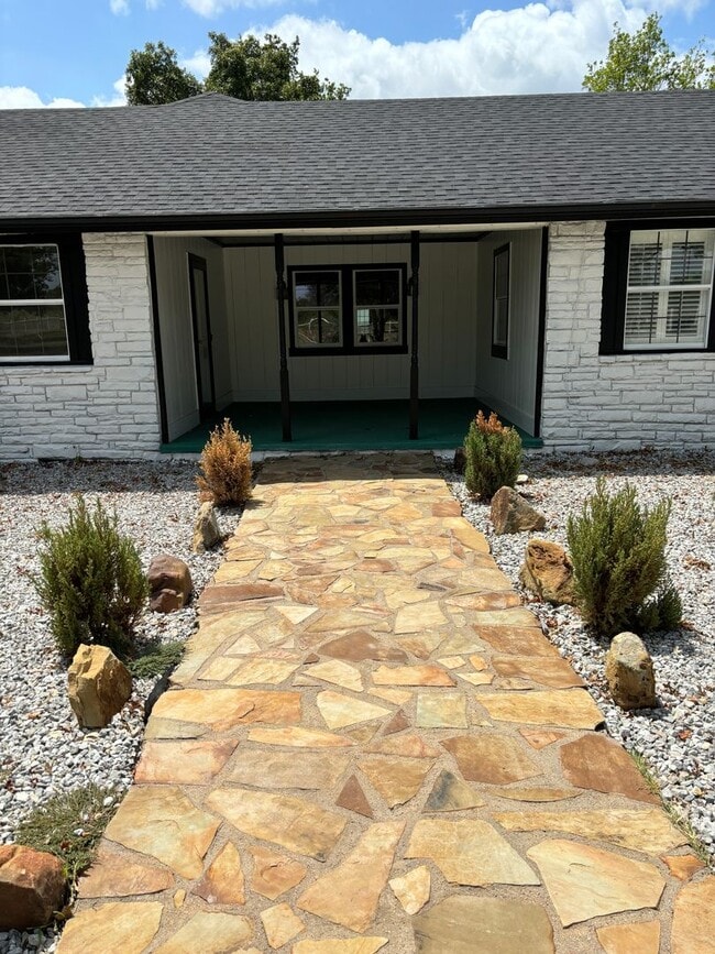 Building Photo - 1 Month Free Rent!! FarmHouse with Room for Everyone