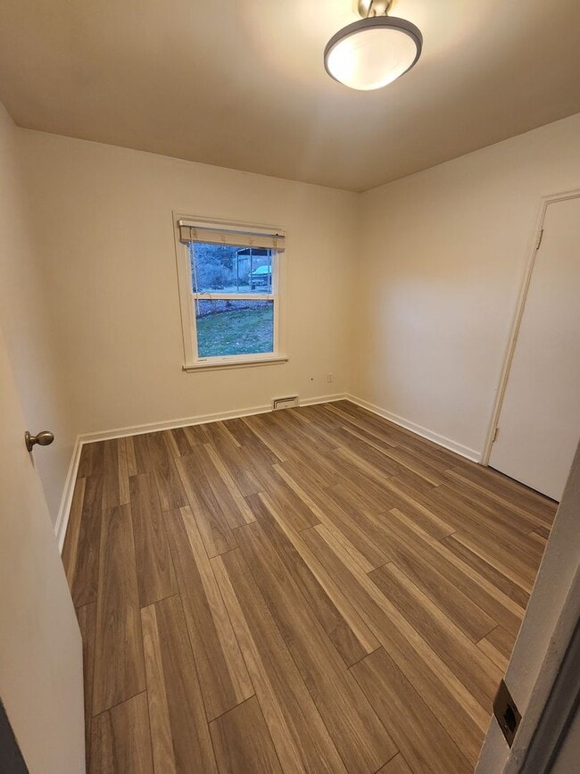 Building Photo - 350 SW State St