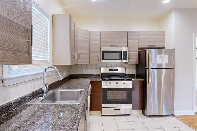 Building Photo - 7 Estella St