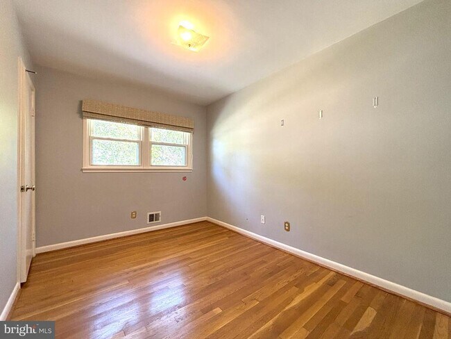 Building Photo - 7107 Tyndale St