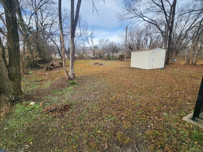 Building Photo - $999 - 3 bedroom/ 1 bathroom Single Family Home