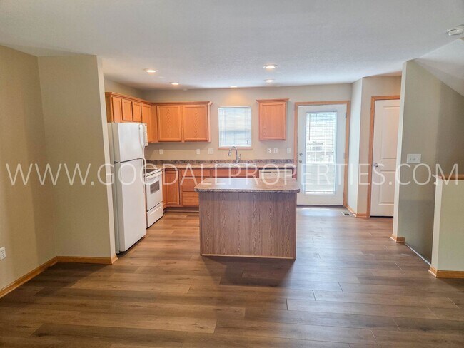 Building Photo - Summer Special! 2-Bedroom, 2.5-Bath Townhome in Urbandale with 2-Car Attached Garage