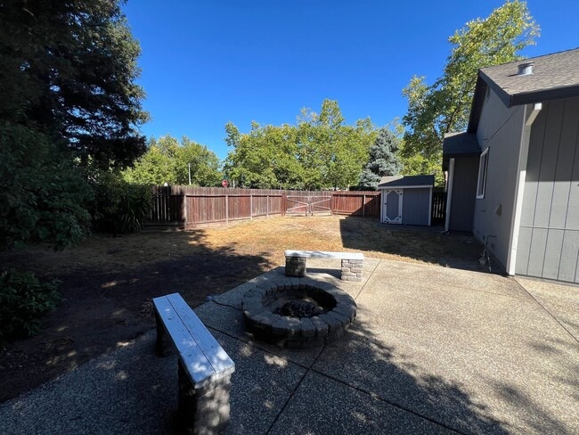Building Photo - Stunning Open Home In Willow Creek Estates
