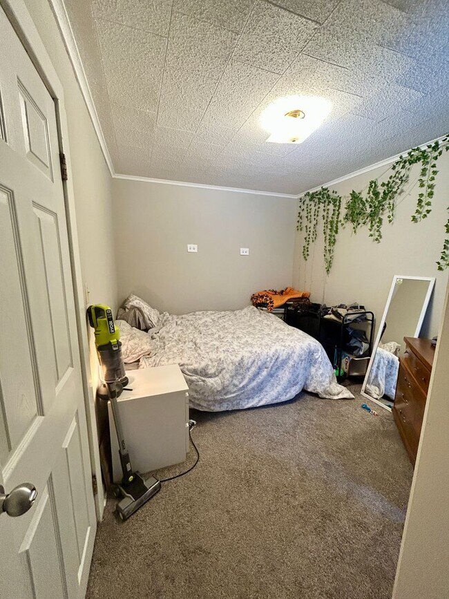 Building Photo - AVAILABLE FEBRUARY 1 BED 1 BATH W/ View of Lift Bridge !