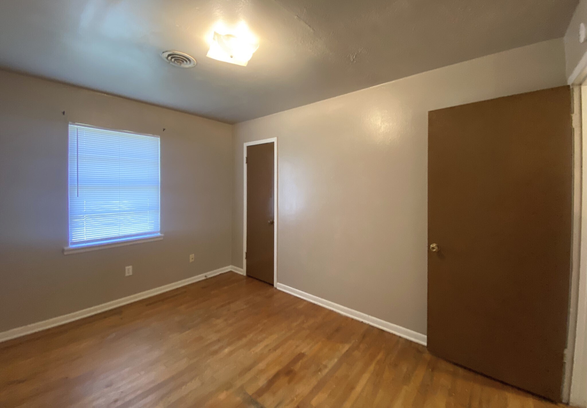 Building Photo - 2116 Circle Dr
