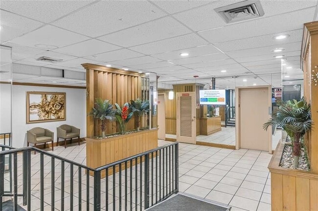 Building Photo - 4166 Inverrary Dr