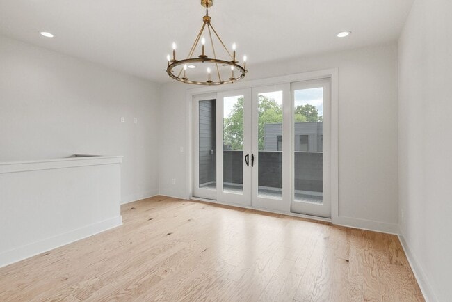 Building Photo - Stunning End Unit Townhome in Salemtown