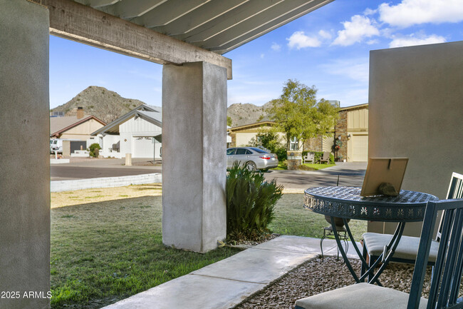 Building Photo - 2707 E Louise Dr