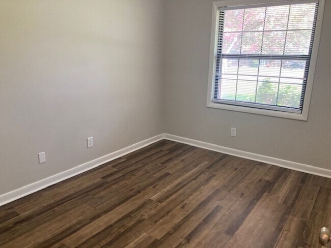 Building Photo - COMING SOON  3BR/21.5BA-1500 SF - Fenced yard