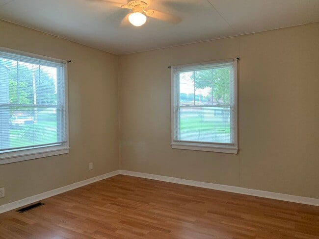 Building Photo - South end 3 Bedrooms 1 1/2 baths