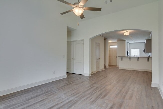 Building Photo - Beautiful End Unit Townhouse