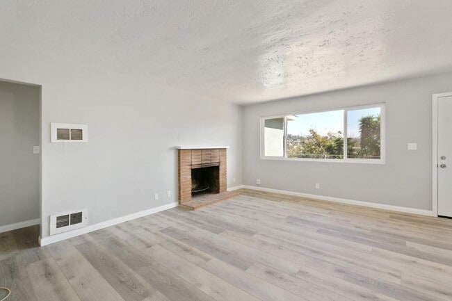 Building Photo - Remodeled Home with Views!