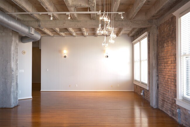 Building Photo - 201 Main St