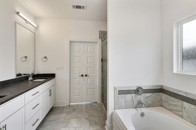 Building Photo - 6843 Kodiak Dr