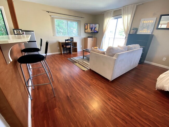 Building Photo - 713 N Mansfield Ave