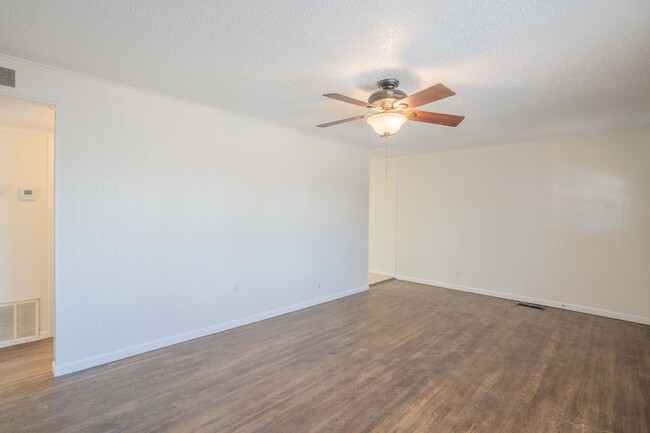 Building Photo - 3 Bed / 1 Bath in North Tulsa!