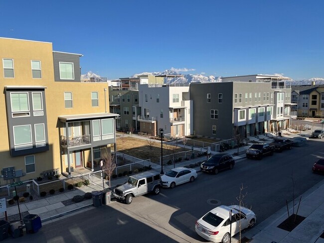 Building Photo - Modern 3-Bedroom Condo in Adventurous Dayb...