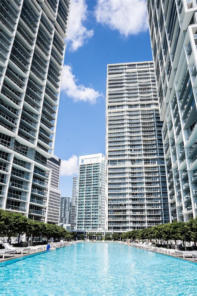 Building Photo - 495 Brickell Ave