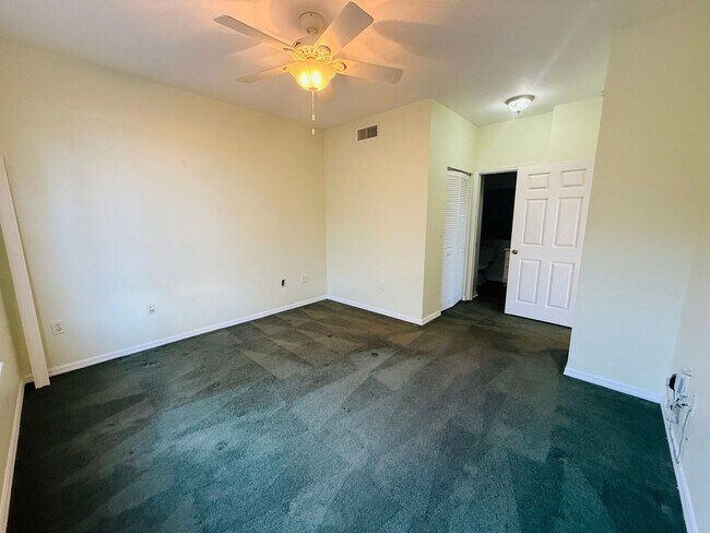 Building Photo - 2 Bedroom Condo For Rent in Carrollwood!